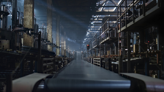 特写轮胎厂输送机在汽车自动化车间移动生产视频