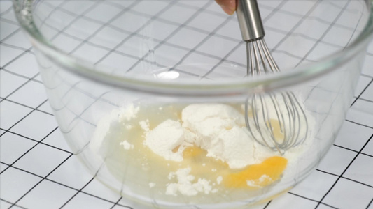 混合蛋黄白砂糖玉米油和面粉视频