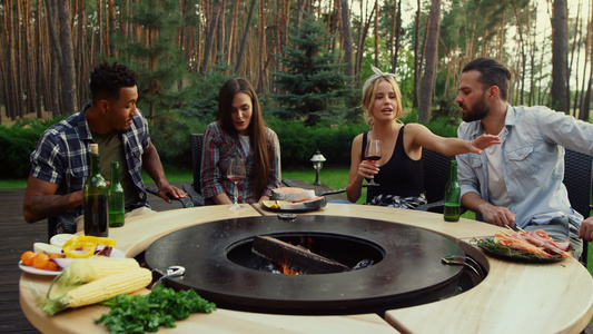 快乐的朋友们在夏日花园的烧烤派对上放松视频