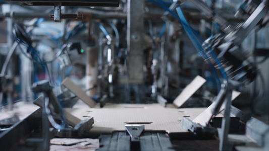 机械现代制造特写中的自动化工厂纸板生产视频