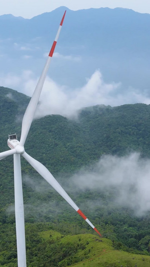 风景发电机云雾缭绕航拍风力发电68秒视频