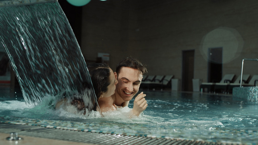情侣在温泉泳池泡澡游泳享受假期视频