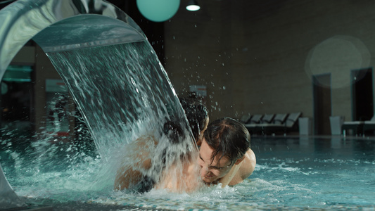 快乐的情侣在温泉泳池泡澡游泳享受假期视频