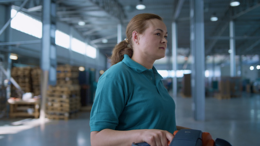 运输装运板台工作过程的女性仓库车辆操作员视频