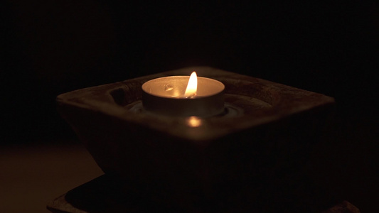 在黑暗中烧着蜡烛在一个石头的烛台视频