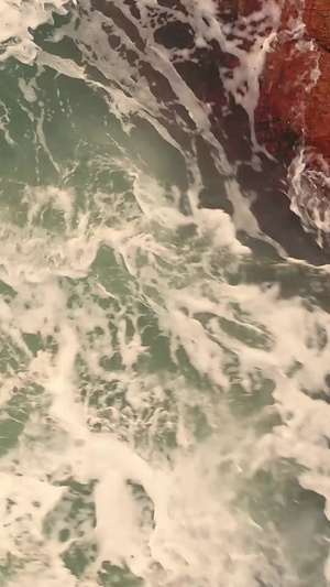 海浪冲击石头 俯视航拍海水浪花104秒视频