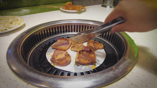4k拍摄美食制作烤肉烤鱼烹制过程视频素材视频
