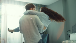 快乐的情侣在酒店房间拥抱9秒视频