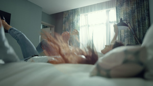 漂亮的一对在床上酒店房间摔倒13秒视频