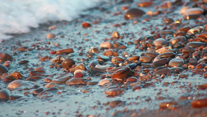 湍急的大海海浪前面的鹅卵石15秒视频