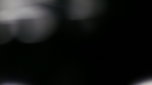 在暗底背景上以真正的透镜照明弹为极高定义的美丽光脉冲21秒视频