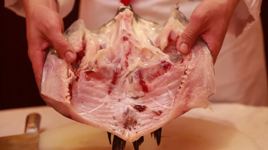 厨师切胖头鱼鱼头视频