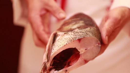 厨师切胖头鱼鱼头视频