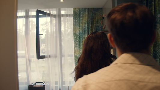 幸福的情侣进入酒店房间视频