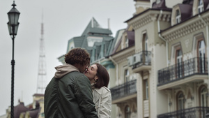 在城市街上亲吻情侣12秒视频