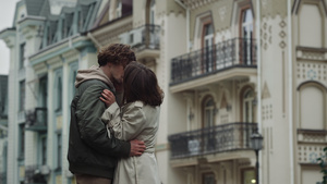 爱情侣在市中心感到快乐男女接吻15秒视频