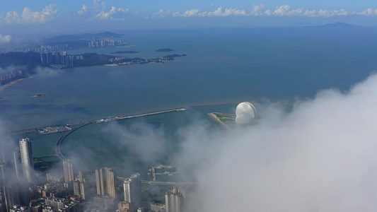 地标建筑日月贝上的低云视频