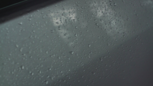 汽车身上的水滴子视频