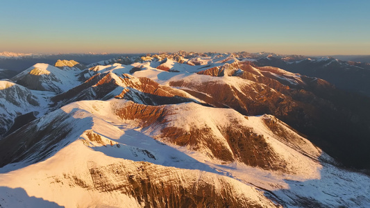 航拍雪山日照金山视频