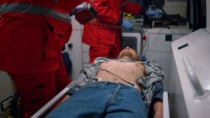 急救医生使用心脏除颤器对救护车中的病人进行心脏除颤器20秒视频