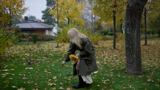 秋天散步的白发老太太视频