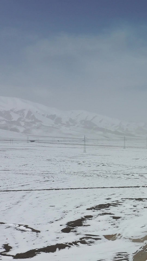 航拍雪山堵车79秒视频