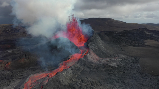 航拍沸腾的活火山喷发岩浆视频