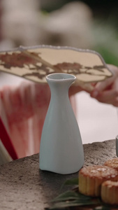 汉服女子扇扇子倒酒吃月饼传统节日视频