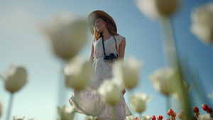 优雅女士带着相机在鲜花盛开的公园里享受夏日12秒视频