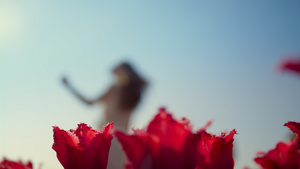 红色花朵背景上的女孩9秒视频