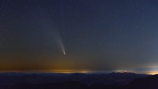 8K重峦叠嶂的山脉云海彗星星空延时视频