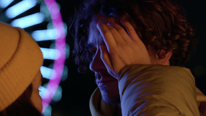 夜市里 女人用手抚摸男人的头发 在户外约会的情侣15秒视频