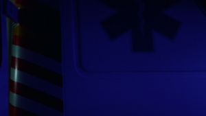 夜间在救护车上闪亮应急灯11秒视频