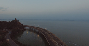 4k高清航拍环湖高速公路黄昏景色37秒视频