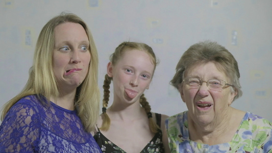 三代人的肖像引人欢笑的面孔视频