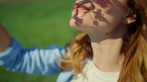 特写漂亮的女孩脸在公园里享受阳光14秒视频