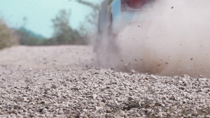 慢动作狂欢种族的汽车在泥土轨道上漂流21秒视频