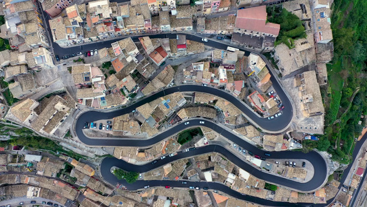 鸟瞰拉古萨伊布拉老城和蜿蜒的道路从意大利西西里岛Val视频