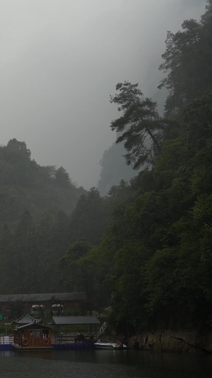 雨天游览湖南4A级旅游景区张家界宝峰湖游船码头素材旅游素材77秒视频