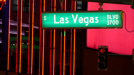 拉斯维加斯在美国罪恶之城大道上发光的交通标志视频