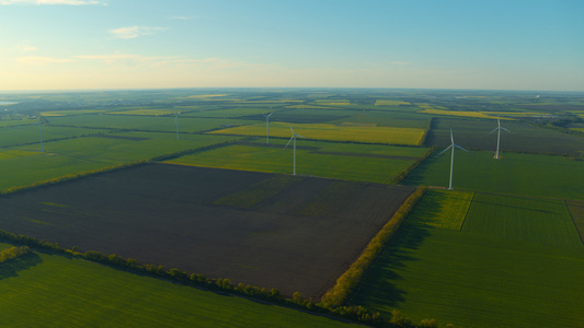 为可持续发展产生生态电力的风车农场鸟瞰图视频