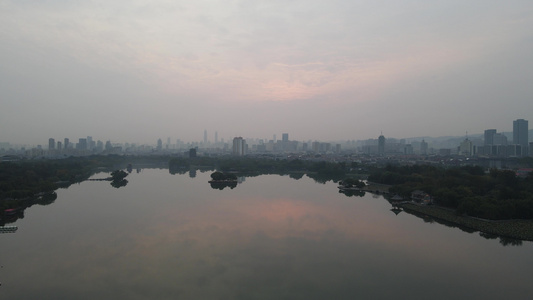 4K航拍夕阳晚霞大明湖景区视频