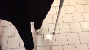 在配拐杖的超市行走的残疾妇女25秒视频