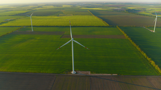 风车农场发电的鸟瞰图视频