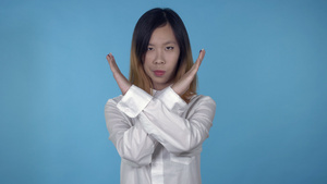 美丽的韩国女性显示符号从不8秒视频
