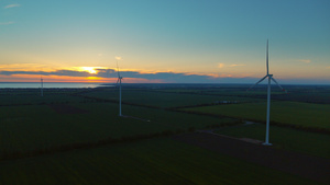 在乡村景观中产生能量的风车28秒视频