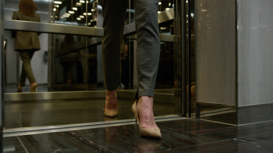 女商人走下电梯车进入公司商人们去上班视频