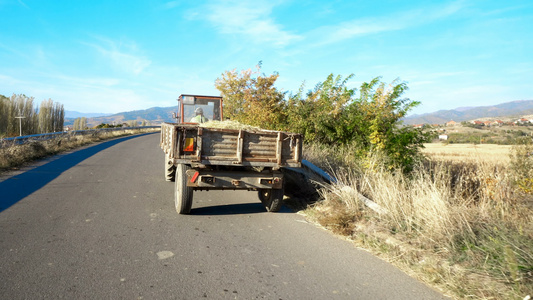 农村公路拖车拖拉机驾驶视频