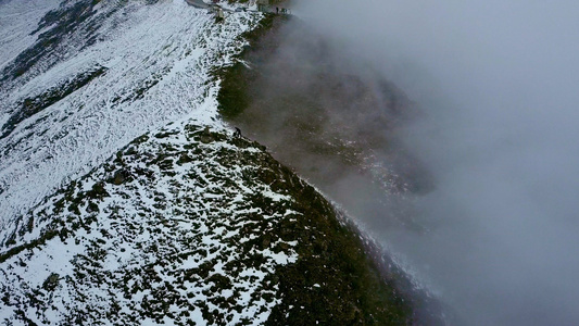 攀登雪山的摄影师视频