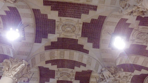 在法国巴黎卢浮宫欣赏卢浮宫天花板的美景12秒视频